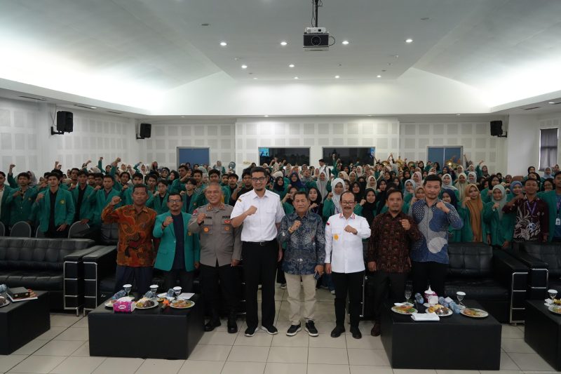 Kepala Kantor Wilayah Kemenkumham  Aceh, Meurah Budiman (Ketiga Kanan) saat menghadiri kegiatan kuliah umum di Gedung Auditorium Fakultas Keguruan dan Ilmu Pendidikan Universitas Syiah Kuala, Banda Aceh (20/11/2024). (Foto : Humas Kanwil Kemenkumham Aceh).