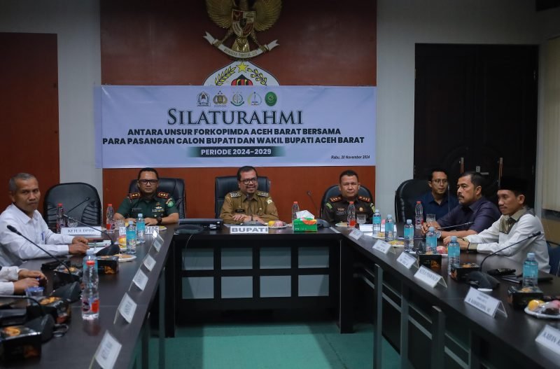 Penjabat Bupati Aceh Barat, Azwardi, bersama Forkopimda mengadakan acara silaturahmi dengan pasangan calon Bupati dan Wakil Bupati Aceh Barat di Aula Cut Nyak Dien, Kantor Bupati Aceh Barat, Rabu (20/11/2024). Foto: Humas Aceh Barat