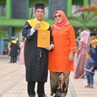 H.Syibral Malasyi foto bersama istrinya usak menerima gelar M.E dari Universitas Islam Negeri Sumatera Utara (UINSU), Rabu (20/11/2024) (Foto.NOA.co.id)
