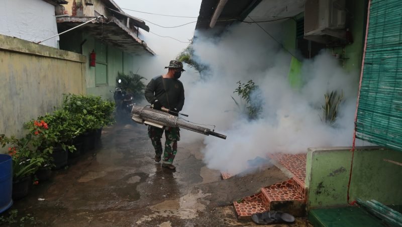 Tim Detasemen Kesehatan Wilayah (Denkesyah) IM 04.01/Lhokseumawe Angkatan Darat saat melakukan pengasapan (fogging) di sekitar Markas Komando Resort Militer (Korem) dan Rumah Dinas Asrama TNI, di Lhokseumawe, Kamis (21/11/2024). Foto: dok. Penrem 011/Lilawangsa