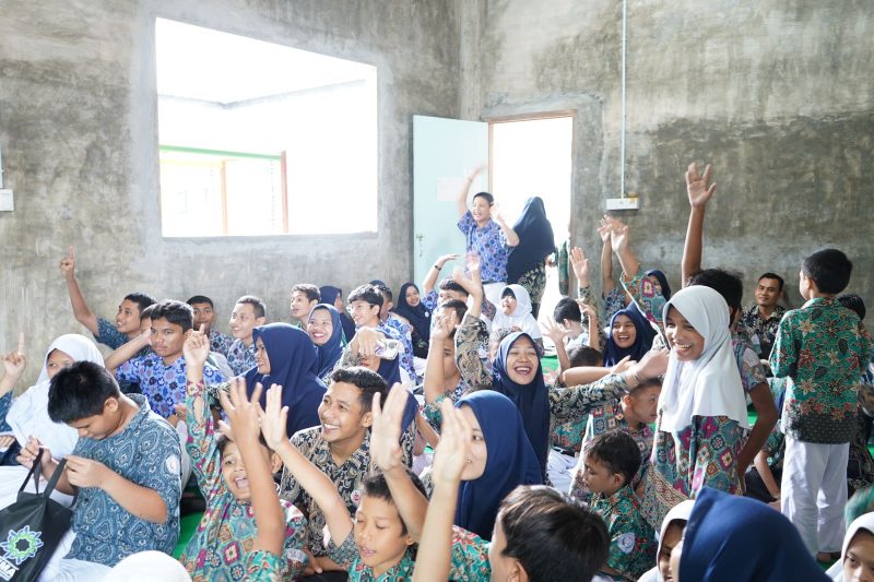 Peringati Hari Ikan Nasional, PT Pema Anjangsana ke SLB TNCC. Foto: dok. Humas PEMA 