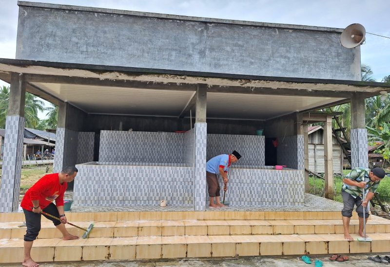 Sektretaris Umum DPD BKPRMI Aceh Timur H Muhammad Ishak, bersama Brigade Masjid membersihkan toilet dan tempat wudhuk Masjid Baitul Mukmin Gampong Beusa Baroh, Kecamatan Peureulak Barat, Kabupatrn Aceh Timur, Minggu (24/11/2024) (Foto Humas BKPRMI Aceh Timur).
