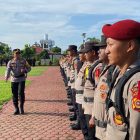 
Sejumlah Personel Polres Aceh Utara menggelar apel pergeseran pasukan personel PAM TPS Polres Aceh Utara dan BKO Polda Aceh dalam rangka Operasi Mantap Praja Seulawah 2024, Senin(25/11/2024) di Mapolres setempat. (Foto.NOA.co/IST).