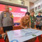 Pj Bupati Pidie, Drs Samsul Azhar, saat menandatangani ZI dan Bimbingan Teknis Penyusunan Dokumen Sistem Akuntabilitas Kinerja Instansi Pemerintah (SAKIP) pada Unit Kerja Dilingkungan Pemerintah Kabupaten Pidie, Senin (26/11/2024) du Oproom Setdakab Pidie, (Foto.DOK Humas,NOA.co.id). 
