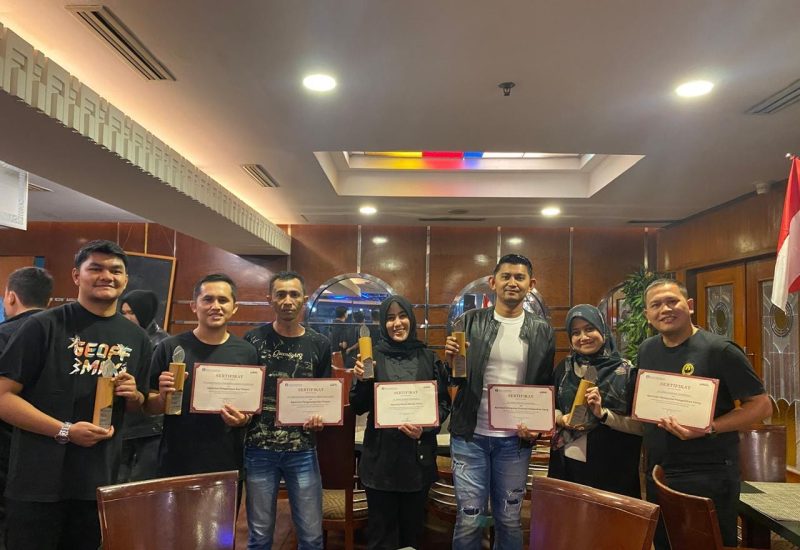 Tim Sentra Kas BSI Aceh mendapatkan penghargaan dari Bank Indonesia Perwakilan Aceh atas Pengelolaan Uang Tunai Terbaik. Foto: dok. Humas BSI Aceh
