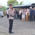 Kapolsek Muara Tiga, Ipda Effendi,SE, saat memberi arahan pada Apel bersama menjelang Pilkada di halaman Mapolsek setempat, Selasa (26/11/2024) (Foto.Amir Sagita.NOA.co.id).