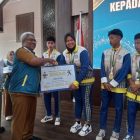 Pj Bupati Aceh Utara Dr Mahyuzar, MSi, menyerahkan bonus hadiah untuk atlet berprestasi peraih medali pada even olahraga Pekan Olahraga Pelajar Daerah (POPDA) Aceh XVII, berlangsung di aula Kantor Bupati di Landing, Kecamatan Lhoksukon, Selasa, (26/11/2024) (Foto: NOA.co.id/IST)