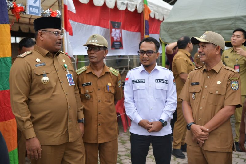 Pj. Gubernur Aceh, Dr. Safrizal, ZA. M.Si didampingi Pj. Walikota Banda Aceh, Ade Surya meninjau kesiapan Tempat Pemungutan Suara (TPS) di Gampong Lampaseh Kota, Banda Aceh, Selasa, (26/11/2024). Foto: dok. Biro Adpim Setda Aceh