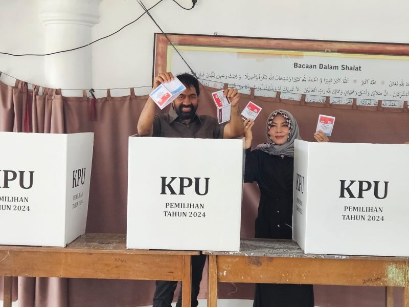 Mualem Gunakan Hak Pilihnya di Gampong Mane, Ajak Masyarakat Aceh Jangan Golput. Foto: ist