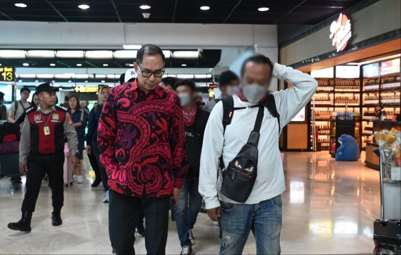 Direktur Perlindungan WNI Kemlu RI, Judha Nugraha (Pertama Kiri) Saat menjemput 21 Warga Negara Indonesia (WNI) yang menjadi korban perdagangan orang (TPPO) di wilayah konflik Myawaddy, Myanmar. Mereka tiba di Tanah Air pada, Jakarta, Jumat malam (29/11/2024). (Foto : NOA.co.id/Kemlu RI).