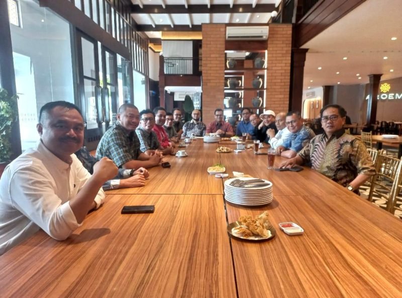 Wamenkomdigi Nezar Patria memfasilitasi pertemuan kepengurusan PWI Pusat di Jakarta, Jumat, (29/11/2024). (Foto Dok PWI Pusat).
