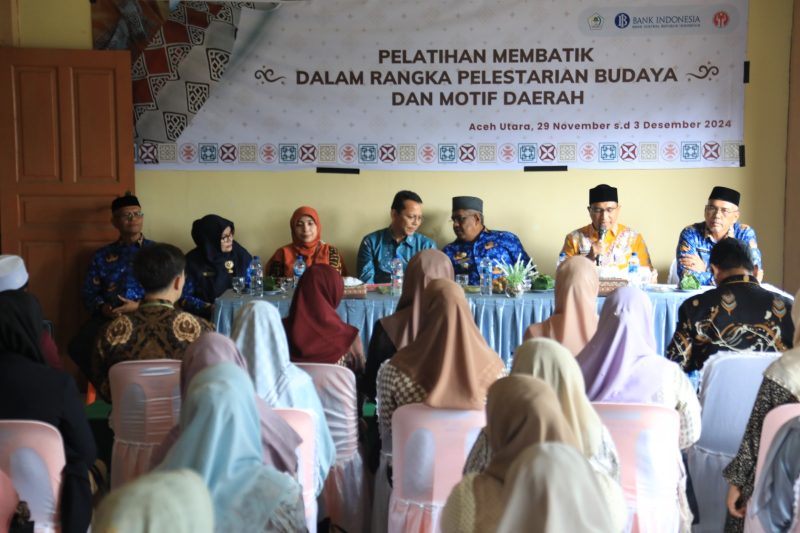 Dekranasda Aceh Utara menggwkae pelatihan membatik yang dibuka di UPT-IKM Gampong Alue Bili, Kecamatan Baktiya. Pelatihan ini berlangsung sejak 29 November- 3 Desember 2024 dengan dukungan penuh dari Balai Besar Kerajinan dan Batik (BBKB) Yogyakarta dan Bank Indonesia Cabang Lhokseumawe. (Foto: NOA.co.id/IST).