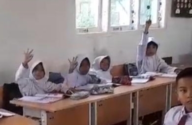 Tangkap layar video dugaan kampanye politik oleh oknum guru. (Foto. Teukunizar/NOA.co.id)