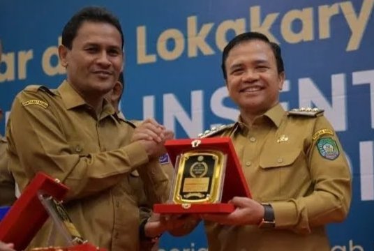 Ir Sunawardi Pj Bupati Aceh Barat Daya menerima penghargaan TAPE Aceh. (Foto. Teukunizar/NOA.co.id)