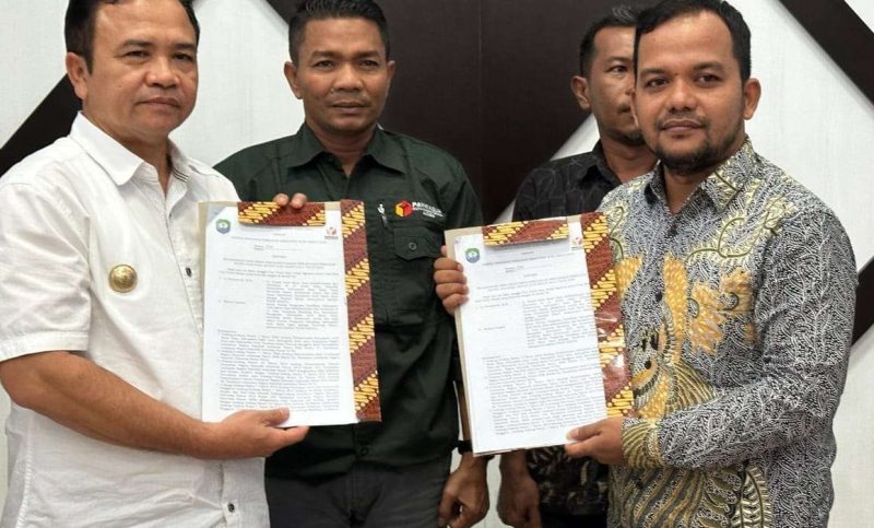 Penjabat (Pj) Bupati Aceh Barat Daya Ir. Sunawardi, M.Si bersama Ketua Panwaslih Kabupaten setempat, Wahyu Candra melakukan melakukan penandatanganan Naskah Perjanjian Hibah Daerah (NPHD). (Foto. Teukunizar/NOA.co.id)
