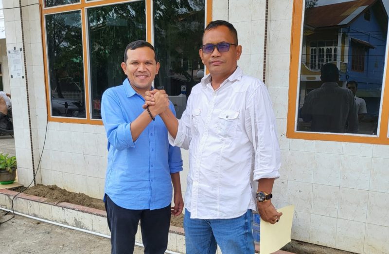 Bendahara Badan Pemenangan Wilayah pasangan calon gubernur dan wakil gubernur Aceh, Muzakir Manaf dan Fadhullah, Salman HRB diabadikan bersama Dek Fadh. (Foto. Teukunizar/NOA.co.id)