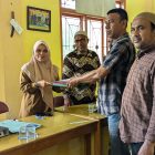 Ketua LPTQ Muara Tiga, Kabupaten Pidie, Muslem Syamaun didampingi anggotanya Erwin dan Imam saat mendaftarkan peserta MTQ di Dinas Syariat Islam setempat, Selasa (5/12/2024) (Foto Amir Sagita.NOA.co.id).