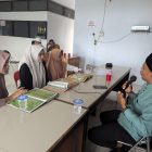 Tgk Abubakar saat melatih peserta MTQ di Kantor Camat Muara Tiga, Kabupaten Pidie, Minggu (10/11/2024) (Foto Amir Sagita.NOA.co.id)