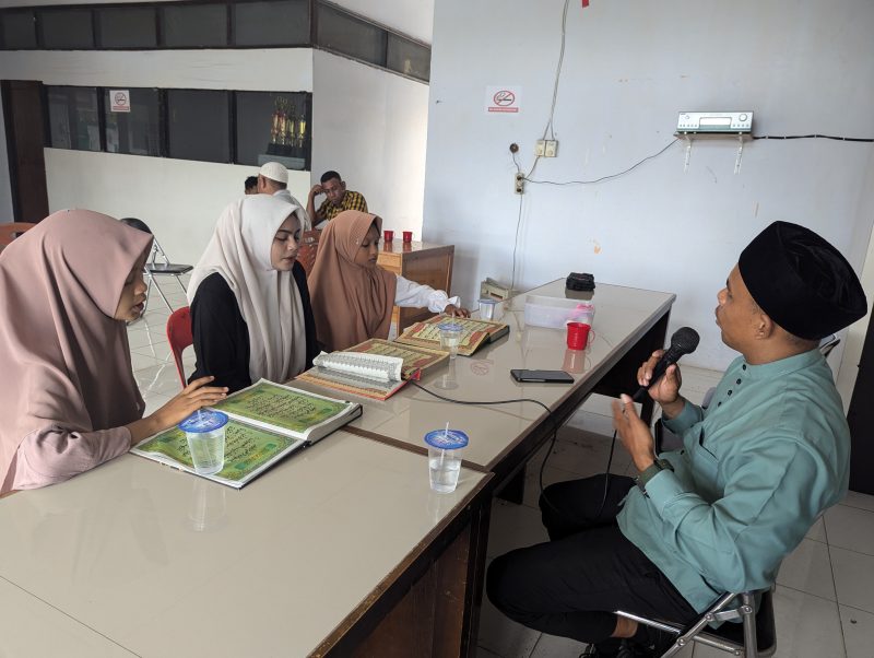 Tgk Abubakar saat melatih peserta MTQ di Kantor Camat Muara Tiga, Kabupaten Pidie, Minggu (10/11/2024) (Foto Amir Sagita.NOA.co.id)