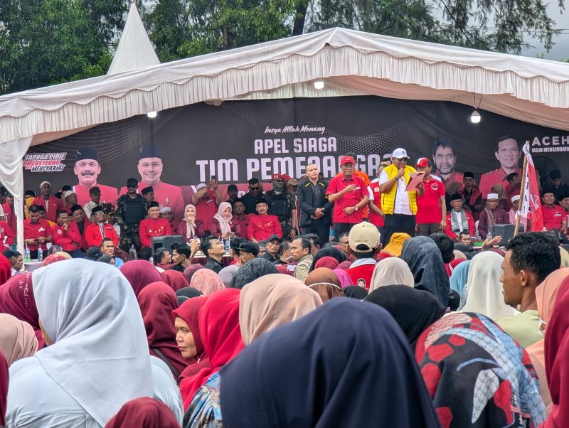 20 ribu lebih pendukung Calon Buapti/Wakil Bupati Pidie nomor urut 02 Sarjani Abdullah-Alzaizi Umar ikut meriahkan Apel Siaga lapangan Simpang Tugu Aneuk Mulieng, Kecamatan Pidie,  Senin (11/11/2024) (Foto Amir Sagita.NOA.co.id)