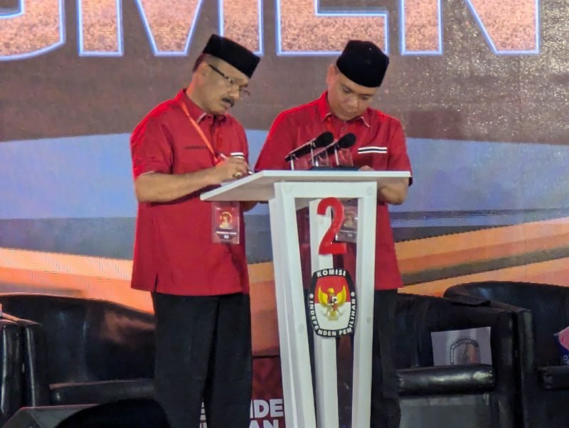 Paslon Bupati dan Wakil Bupati Pidie Sarjani Abdullah-Alzaizi, saat berada dipanggung debat di PCC, Kota Sigli, Rabu (13/11/2024) (Foto Amir Sagita.NOA.co.id).