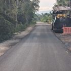 Kondisi jalan Simpang Beutong-Laweung Kecamatan Muara Tiga, Kabupaten Pidie, Kamis (21/11/2024) (Foto.Amir Sagita.NOA.co.id).