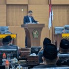 Sekwan DPRK Pidie, saat membacakan nama pimpinan AKD pada rapat Paripurna DPRK setempat, Kamis (21/11/2024) (Foto.Amir Sagita.NOA.co.id).