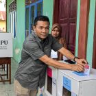 Ketua Panwaslih Aceh, Muhammad Ali,SH, saat memasukkan kertas suara ke kotak di TPS nomor 2 Gampong Sagoe Kecamatan Muara Tiga, Kabupaten Pidie, Rabu (27/11/2024) (Foto.Amir Sagita.NOA.co.id).