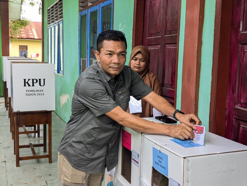 Ketua Panwaslih Aceh, Muhammad Ali,SH, saat memasukkan kertas suara ke kotak di TPS nomor 2 Gampong Sagoe Kecamatan Muara Tiga, Kabupaten Pidie, Rabu (27/11/2024) (Foto.Amir Sagita.NOA.co.id).