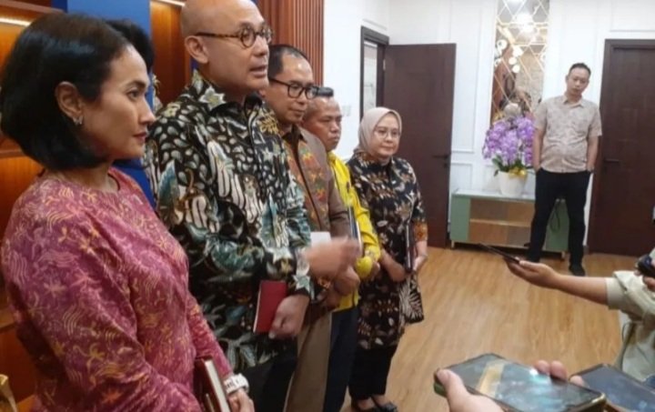 Direktur Pelindungan WNI-BHI Kemlu Judha Nugraha (ketiga kiri) setelah Rapat Koordinasi bersama Kementerian Perlindungan Pekerja Migran Indonesia (P2MI), Jakarta, Jumat (22/11/2024).  (Kementerian P2MI).