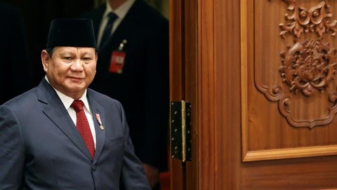 Presiden Prabowo Subianto mengumumkan kenaikan gaji guru yang berstatus Aparatur Sipil Negara (ASN) dan guru honorer (non-ASN) pada Kamis (28/11). (REUTERS/Florence Lo).