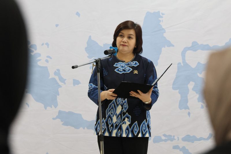 Ketua Komnas HAM, Atnike Nova Sigiro (Tengah) Saat memberi arahan pelantikan pejabat pimpinan tinggi pratama dan pejabat fungsional di lingkungan Sekretariat Jenderal Komnas HAM di Kantor Komnas HAM Menteng, Jakarta, Senin (2/12/2024). (Foto : Komnas HAM RI).