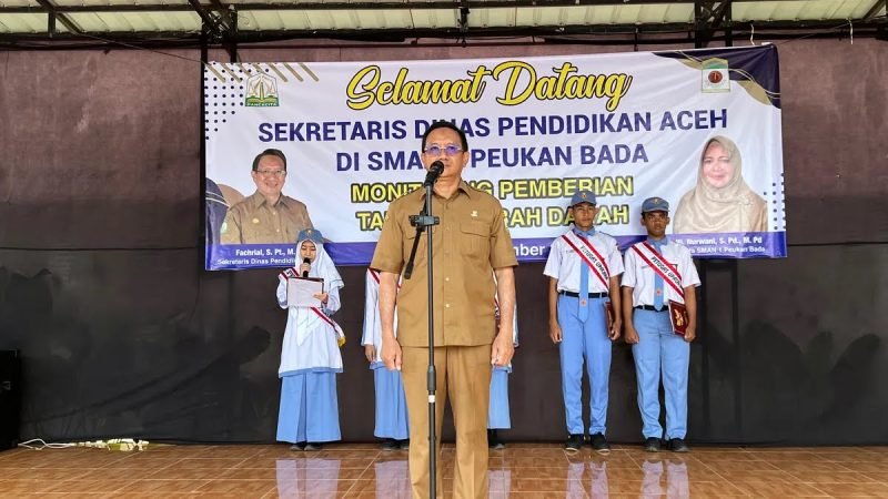 Sekretaris Dinas Pendidikan Aceh Fachrial melakukan Monitoring Pemberian Tablet Tambah Darah (TTD) Serentak di SMAN 1 Peukan Bada, Kecamatan Peukan Bada, Aceh Besar, Senin (02/11/2024). Foto: Ist.