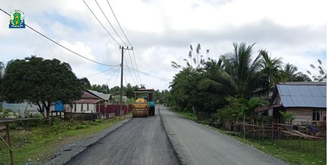 Proses peningkatan ruas jalan Simpang Air - Labuhan Bajau tahun 2024. Foto:dek. Argamsyah/Noa.co.id.