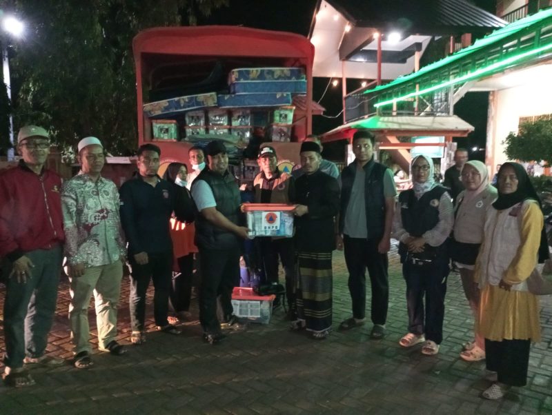 Pj Bupati Aceh Besar Muhammad Iswanto SSTP MM, didampingi Kepala OPD menyerahkan bantuan tanggap darurat kepada Pimpinan Pondok Pesantren Babul Maghfirah, di Gampong Lam Alu Cut, Kecamatan Kuta Baro, Aceh Besar, Sabtu (30/11/2024) malam. Foto: dok. BPBD Aceh Besar