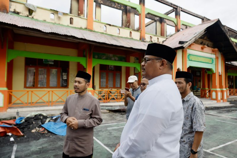 Pj Gubernur Aceh Safrizal bersama, Plt Sekda Aceh Muhammad Diwarsyah saat meninjau Dayah Babul Maghfirah yang terbakar pada Sabtu malam, 30 November 2024 di Gampong Cot Keueng, Kecamatan Kutabaro, Minggu 1 Desember 2024. Foto: dok. Biro Adpim Setda Aceh