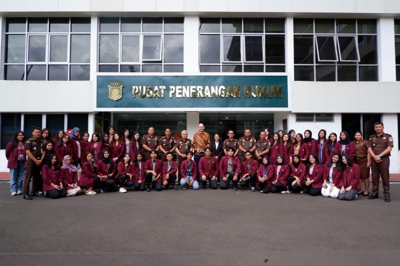 Kunjungan Himpunan Mahasiswa Business Law (HIMSLAW) BINUS University, di Press Room Kejaksaan Agung, Jakarta, Senin(2/12/2024). (Foto : Puspenkum Kejagung RI).