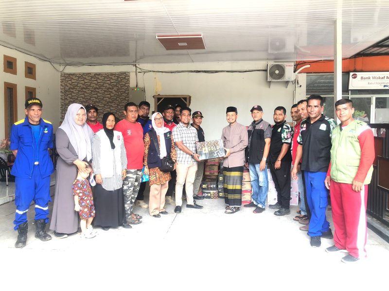 Plt Kepala Dinas Sosial Aulia Rahman SSTP MSi bersama Kabid Perlindungan Sosial Munawar serta Pilar pilar sosial menyerahkan secara langsung bantuan masa panik kepada Pimpinan Dayah Babul Maghfirah, Ustad H Masrul Aidi Lc, di Gampong Lam Alu Cut, Kecamatan Kuta Baro, Aceh Besar, Minggu (01/12/2024). Foto: dok. Dinsos Aceh Besar