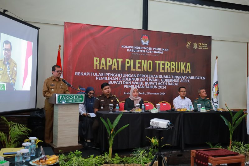 Pj. Bupati Barat, Azwardi saat memberi sambutan pada acara Rapat Pleno Terbuka Rekapitulasi Hasil Penghitungan Perolehan Suara Pemilihan Gubernur/Wakil Gubernur Aceh serta Bupati/Wakil Bupati Aceh Barat. Foto: dok. Diskominsa Aceh Barat