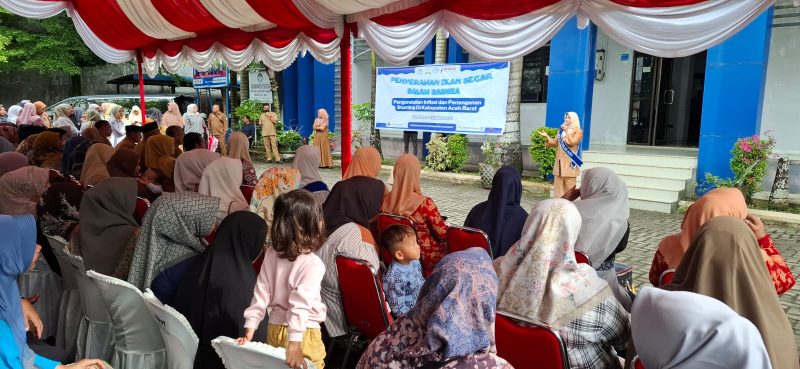 Ketua Forikan Aceh Safriati, S.Si, M.Si saat berikan arahan pada acara penyerahan ikan secara simbolis kepada masyarakat. Foto: Diskominsa Aceh Barat.