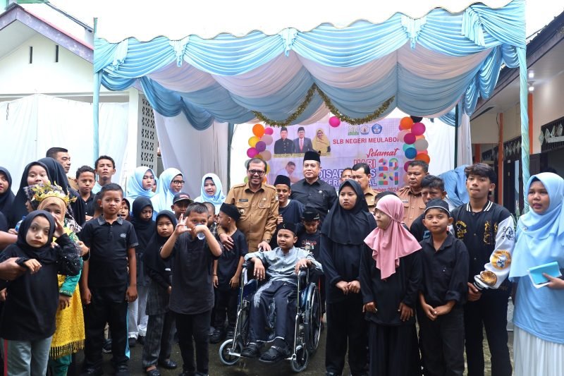 Penjabat (Pj) Bupati Aceh Barat, Azwardi, AP, M.Si., saat melakukan kunjungan ke Sekolah Dasar Luar Biasa (SDLB) Meulaboh dalam rangka memperingati Hari Disabilitas Nasional, Selasa (3/12/2024). Foto: dok. Diskominsa Aceh Barat