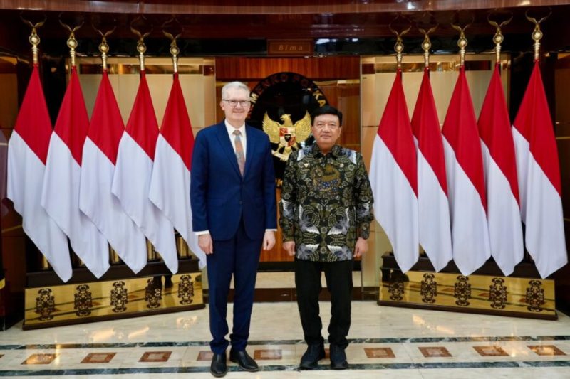 Menko Polkam Budi gunawan (Pertama kanan) saat bertemu Menteri Dalam Negeri Australia Tony Burke (Pertama Kiri) di Kantor Kemenko Polkam, Jakarta, Selasa (3/12/2024). (Foto : Humas Kemenko Polkam).