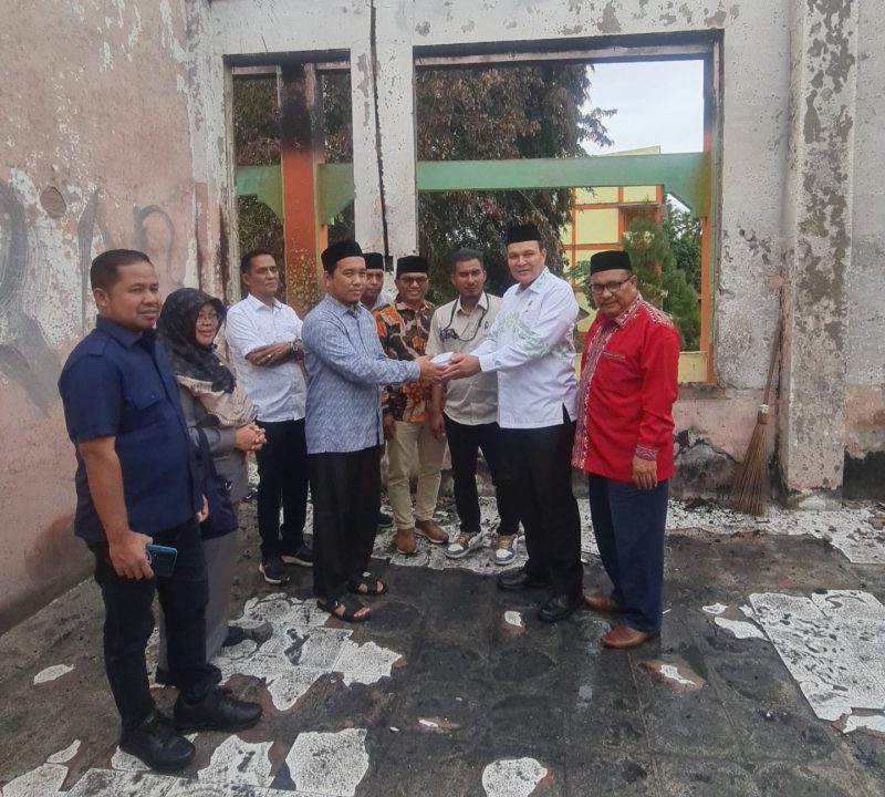 Ketua Komisi VII DPR Aceh, H. Ilmiza Saaduddin Djamal, bersama sejumlah anggota komisi, saat menyerahkan bantuan korban kebakaran untuk Dayah Babul Maghfirah Cot Keu-eung, Selasa, 3 Desember 2024. Foto: dok. Ismail/Habanusantara