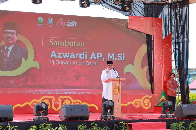 Penjabat Bupati Aceh Barat, Azwardi saat menyampaikan sambutannya pada Zikir dan Kenduri Maulid Akbar di Masjid Agung Baitul Makmur, Kamis (05/12/2024). Foto: Diskominsa Aceh Barat.