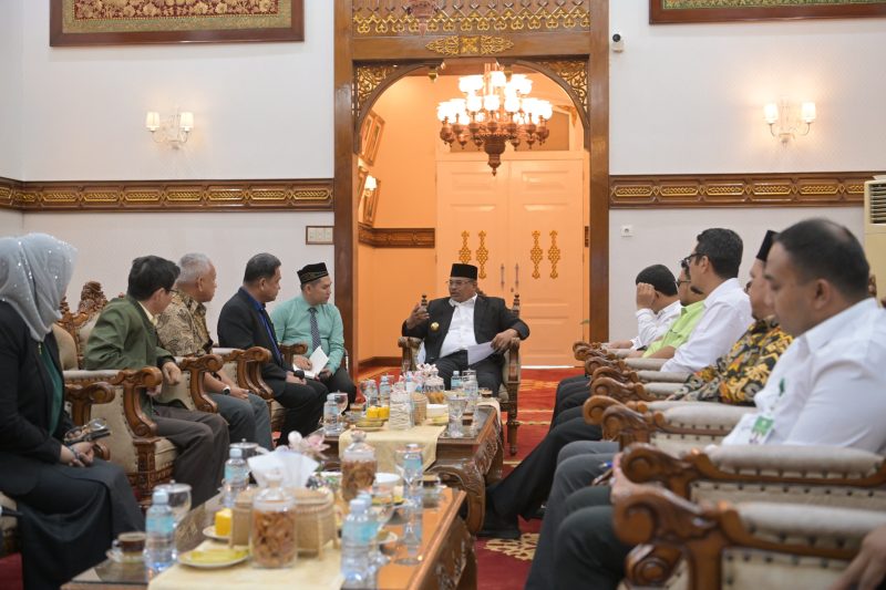 Penjabat Gubernur Aceh, Dr. H. Safrizal ZA., M.Si, saat menerima audiensi dan silaturahmi Parlemen Bangsa Moro, Philippina, di Pendopo Gubernur Aceh, Kamis, 5/12/2024. Hadir dalam kunjungan itu sejumlah kepada SKPA, di antaranya Plh Asisten I, Kepala Badan Kesbangpol Aceh, Kepala Dinas Pendidikan Aceh, Kepala Dinas Pendidikan Dayah Aceh serta Kepala Biro Administrasi Pimpinan Setda Aceh. Foto: dok. Biro Adpim Setda Aceh