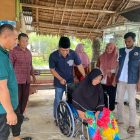 Anggota DPRA Khalid,S.Pd.I, saat menyerahkan kursi roda kepada warga Gampong Jok Tanjong, Kecamatan Padang Tiji, Jumat (6/12/2024) (Foto.Amir Sagita.NOA.co.id).