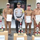Kapolres Aceh Utara, AKBP Nanang Indra Bakti, S.H., S.I.K., memberikan piagam penghargaan dan trofi kepada tiga Pos Satkamling terbaik, berlangsung pada apel upacara di Mapolres setempat di Lhoksukon, Jumat (6/12/2024) (Foto.Humas Polres Aceh Utara).