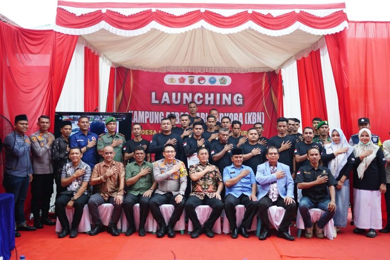 Dirresnarkoba Polda Aceh Kombes Shobarmen foto bersama usai meluncurkan secara serentak 23 Kampung Bebas Narkoba (KBN) dalam 23 kecamatan di wilayah hukum Polres Pidie. Foto: dok. Humas Polda Aceh