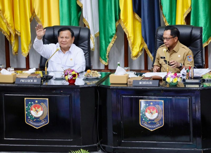 Presiden Prabowo Subianto (Pertama Kiri) saat Rakor Pengendalian Inflasi Daerah yang digelar Kemendagr di Gedung Sasana Bhakti Praja (SBP) Kantor Pusat Kemendagri, Jakarta, Senin (9/12/2024). ( Foto : Puspen Kemendagri).