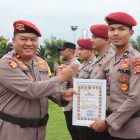 Wakapolres Kompol Muhayat Effendie menyerahkan penghargaan kepada Personelnya dalam upacara peringatan Hari Jadi Reserse Polri ke-77 yang berlangsung di Mapolres Aceh Utara, Senin (9/12/2024) (Foto.NOA.co.id).